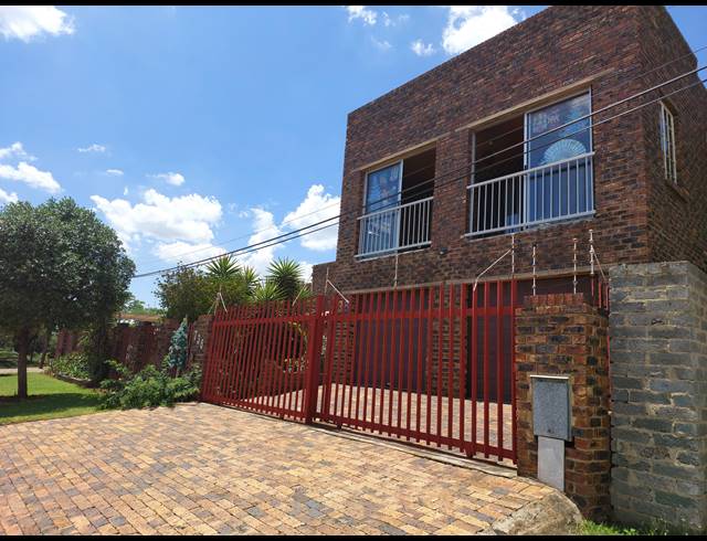5 BEDROOM HOUSE FOR SALE IN VAALOEWER